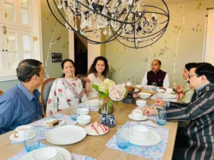 हिमाचल प्रदेश के मुख्यमंत्री से अपने घर मिली Kangana Ranaut, क्या राजनीति में रखेंगी कदम? 3 हिमाचल प्रदेश के मुख्यमंत्री से अपने घर मिली Kangana Ranaut, क्या राजनीति में रखेंगी कदम?
