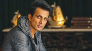 आम इंसान की तरह ट्रेन में नजर आए Sonu Sood, लोगों ने देखकर कहा - &Quot;आप यहां क्या कर रहे है....