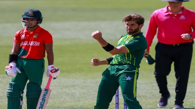 Pak Vs Ban: सेमीफाइनल में अपनी जगह बनाने के लिए बांग्लादेश ने पाकिस्तान को दिया 128 रनों का टारगेट, शाहीन अफरीदी ने चटकाए 4 विकेट