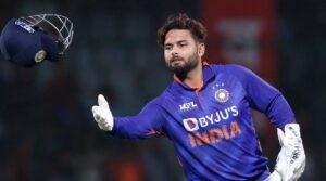10 रन की सस्ती पारी की थकावट दूर करने के लिए Rishabh Pant ने कराई मसाज , ड्रेसिंग रूम से सोशल मीडिया पर वायरल हुआ Video