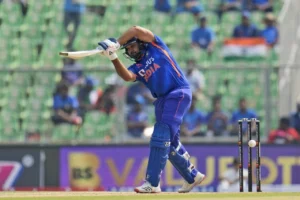 Video: अर्धशतक बनाने से 8 रन चूके Rohit Sharma, तो बीच मैच में बल्ले पर सिर रखकर रोके अपने आंसू, वायरल हुआ वीडियो