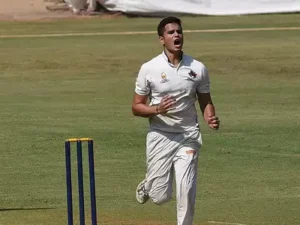 सचिन के बेटे की गेंद के आगे केरल ने टेके घुटने, अर्जुन तेंदुलकर की घातक गेंदबाजी के आगे विरोधी टीम हुई ढेर 2 सचिन के बेटे की गेंद के आगे केरल ने टेके घुटने, Arjun Tendulkar की घातक गेंदबाजी के आगे विरोधी टीम हुई ढेर
