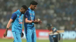 अर्शदीप सिंह की लगातार नो बॉल देखकर भड़के हार्दिक और द्रविड़, लाइव मैच में गुस्से से पकड़ा अपना सिर, वायरल हुआ Video 2 अर्शदीप सिंह की लगातार नो बॉल देखकर भड़के Hardik Pandya और द्रविड़, लाइव मैच में गुस्से से पकड़ा अपना सिर, वायरल हुआ Video