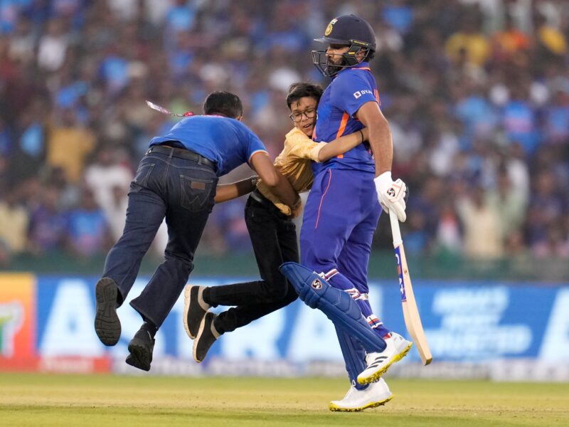 छोटा बच्चा बीच मैदान पर घुसकर रोहित शर्मा से मिला गले, रोहित ने दिया ऐसा रिएक्शन, देखिए वीडियो