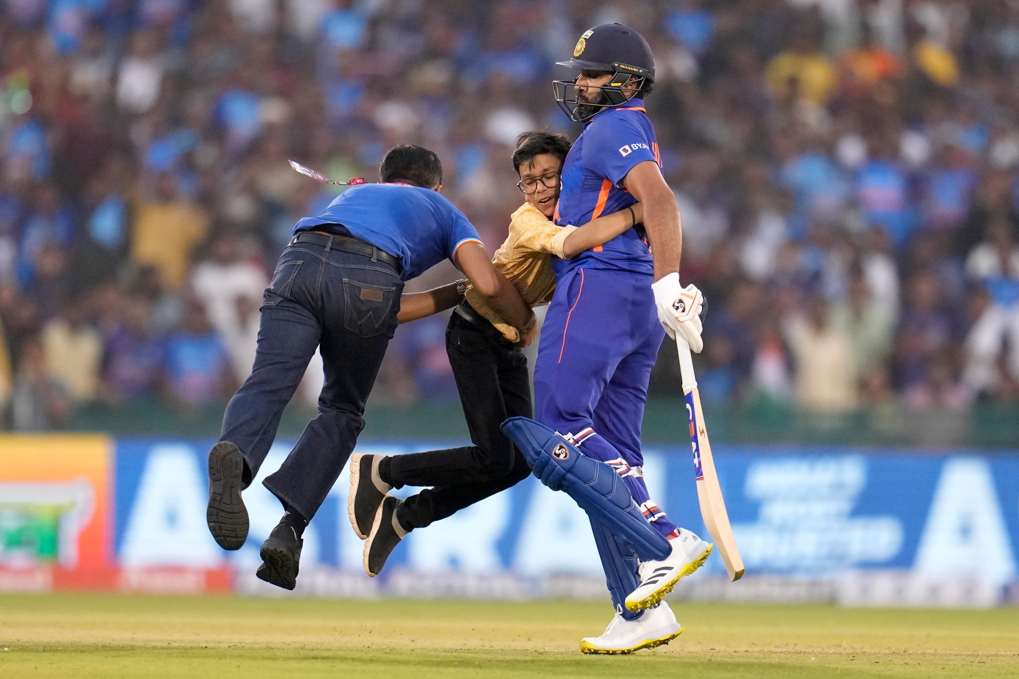 छोटा बच्चा बीच मैदान पर घुसकर रोहित शर्मा से मिला गले, रोहित ने दिया ऐसा रिएक्शन, देखिए वीडियो