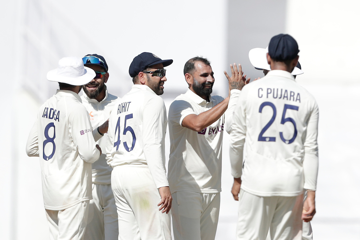 Virat Kohli: पहला टेस्ट मैच जीतने के बाद “झूमे जो पठान” पर विराट - जडेजा ने जमकर किया डांस, सोशल मीडिया पर वायरल हुआ Video∼