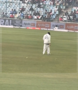 Video: लाइव मैच में मैदान में रोहित शर्मा की उतरी पैंट, तो स्टेडियम में मौजूद फैंस ने उड़ाई हंसाई, वायरल हुआ वीडियो