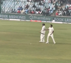 Video: लाइव मैच में मैदान में रोहित शर्मा की उतरी पैंट, तो स्टेडियम में मौजूद फैंस ने उड़ाई हंसाई, वायरल हुआ वीडियो
