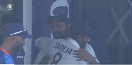 Video : रोहित ने Jaddu को लगया गले, तो राहुल ने चिल्ला के बजाई ताली, कुछ इस तरह टीम इंडिया ने मनाया जीत का जश्न,वायरल हुआ वीडियो 3 कहीं खुशी कहीं गम.. Team India ने मनाया कंगारुओं पर जीत का जश्न