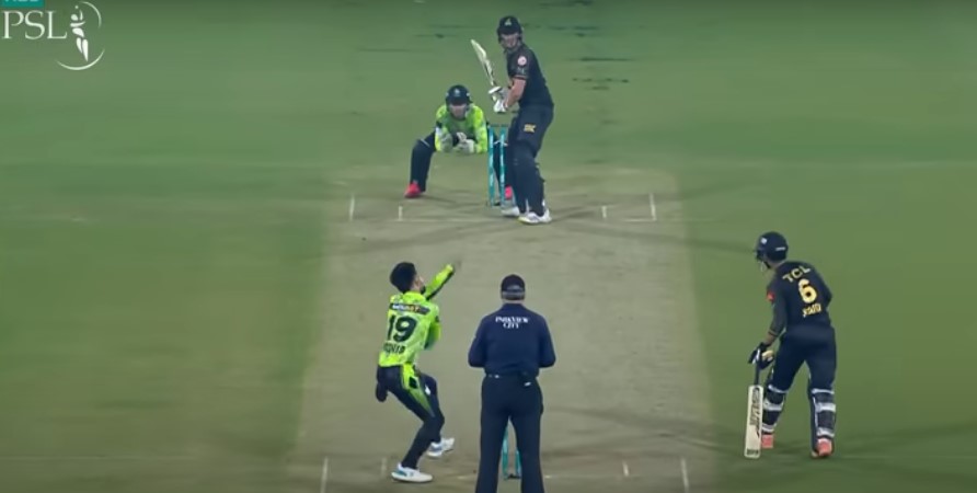 Video: पहले शाहीन अफरीदी ने तोड़ा बल्ला फिर अगले ही पल उड़ाया स्टंप, Live मैच में आसमान में उड़ी गिल्लयां, तो डर से कांपा बल्लेबाज ∼
