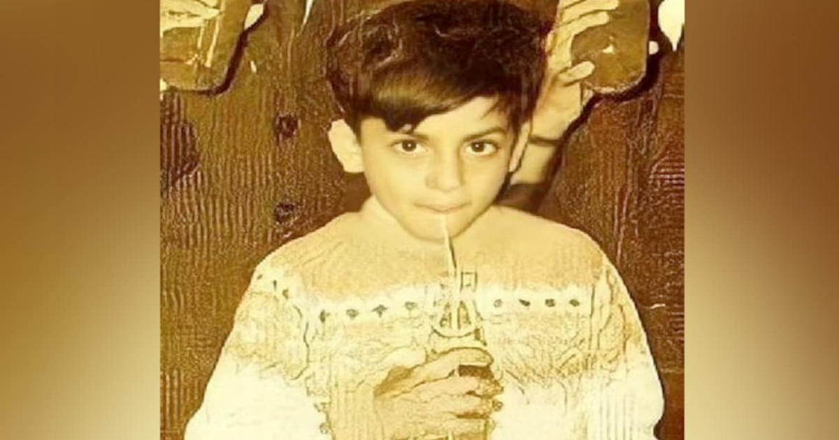 Shahrukh Khan: तस्वीर में कोल्ड ड्रिंक पी रहे बच्चे को नहीं पहचान पा रहे लोग, आज है 6000 करोड़ रुपए का मालिक, जानिए कौन है ये!∼