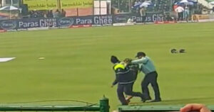 Video: लाइव मैच के दौरान मैदान में घुसे फैन की गार्ड ने की जमकर धुनाई , तो शमी ने दिखाई दरियादली, वायरल हुआ वीडियो