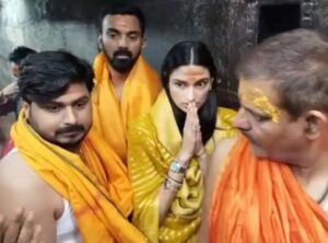 Video: खराब फॉर्म को सुधारने के लिए पार्टी छोड़ भगवान की शरण में पहुंचे केएल राहुल, सोशल मीडिया पर छाई तस्वीरें - वीडियो