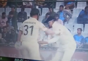 Video: लाइव मैच में अय्यर ने वॉर्नर के साथ की अश्लील हरकत, घटना देख रोहित के उड़े होश, वायरल हुआ वीडियो