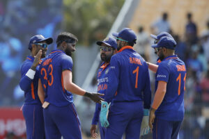 ऑस्ट्रेलिया से मिली हार पर अश्विन ने उठाया रोहित शर्मा की कप्तानी पर सवाल, सोशल मीडिया पर ट्वीट कर साधा निशाना 2 Video: अपने गुरु शेन वार्न के सिखाए &Quot;मैजिक बॉल&Quot; से Kuldeep Yadav ने दिखाया कमाल, पलक झपकते ही कंगारू बल्लेबाज की उड़ाई गिल्ली