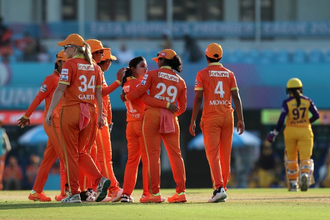 Wpl 2023: यूपी वॉरियर्ज ने आरसीबी की उम्मीदें पर फेरा पानी, सांसे रोक देने वाले मैच में गुजरात जायंट्स को दी मात 3 Wpl 2023: यूपी वॉरियर्ज ने आरसीबी की उम्मीदें पर फेरा पानी, सांसे रोक देने वाले मैच में गुजरात जायंट्स को दी मात