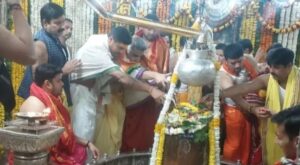 Video: सूर्या-विराट और राहुल की चमकी किस्मत, तो उमेश यादव भी पहुंचे महाकाल का आशीर्वाद लेने, वायरल हुआ वीडियो 2 Video: सूर्या-विराट और राहुल की चमकी किस्मत, तो उमेश यादव भी पहुंचे महाकाल का आशीर्वाद लेने, वायरल हुआ वीडियो