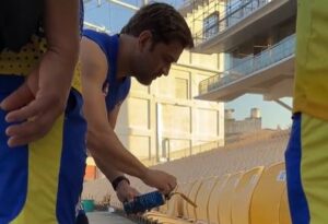 Video: एक बार फिर धोनी ने जीता दिल, अपने संन्यास से पहले स्टेडियम की सीटों को खुद पेंट कर फैंस को किया इमोशनल  