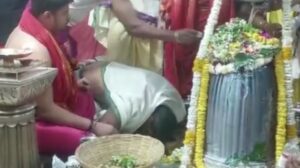 Video: सूर्या-विराट और राहुल की चमकी किस्मत, तो उमेश यादव भी पहुंचे महाकाल का आशीर्वाद लेने, वायरल हुआ वीडियो 3 Video: सूर्या-विराट और राहुल की चमकी किस्मत, तो उमेश यादव भी पहुंचे महाकाल का आशीर्वाद लेने, वायरल हुआ वीडियो