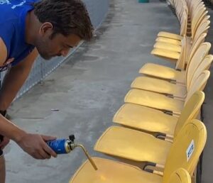 Video: एक बार फिर धोनी ने जीता दिल, अपने संन्यास से पहले स्टेडियम की सीटों को खुद पेंट कर फैंस को किया इमोशनल  