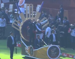 Video: मोदी जी ने ऑस्ट्रेलियाई Pm के साथ विजय रथ में बैठकर मैदान का लगाया चक्कर, तो खिलाड़ियों ने दिया फनी रिएक्शन