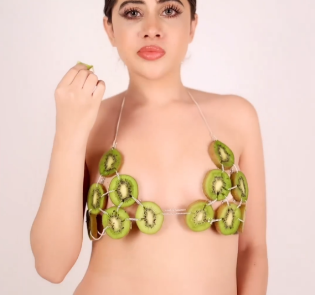 Urfi Javed Make A New Dress With Cheri Web (8)