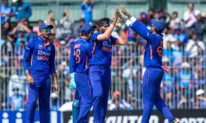 Ind Vs Aus: बीच मैच छोड़कर ड्रेसिंग रूम भागे केएल राहुल, तो ईशान किशन ने विकेट कीपिंग की संभाली कमान