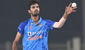 दिनेश कार्तिक ने तीसरे Odi में जीत के लिए रोहित शर्मा को दी सलाह, टीम से अक्षर को निकालकर इस युवा खिलाड़ी को दे मौका