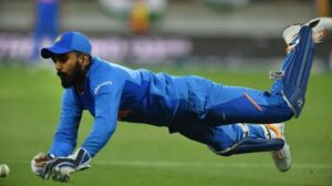 Ind Vs Aus: बीच मैच छोड़कर ड्रेसिंग रूम भागे केएल राहुल, तो ईशान किशन ने विकेट कीपिंग की संभाली कमान 2 Ind Vs Aus: बीच मैच छोड़कर ड्रेसिंग रूम भागे केएल राहुल, तो ईशान किशन ने विकेट कीपिंग की संभाली कमान