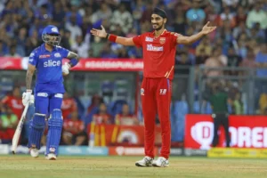 Video: अर्शदीप सिंह ने 2 ही गेंद पर Ipl में किया लाखों का नुकसान, स्टंप को उखाड़ कर सभी बल्लेबाजों के उड़ाए होश