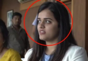 Video: बिना खाते खोले पहली ही बॉल पर आउट हुए सूर्यकुमार यादव, तो पत्नी देविशा के चेहरे पर छाई मायूसी 3 Video: बिना खाते खोले पहली ही बॉल पर आउट हुए Suryakumar Yadav, तो पत्नी देविशा के चेहरे पर छाई मायूसी