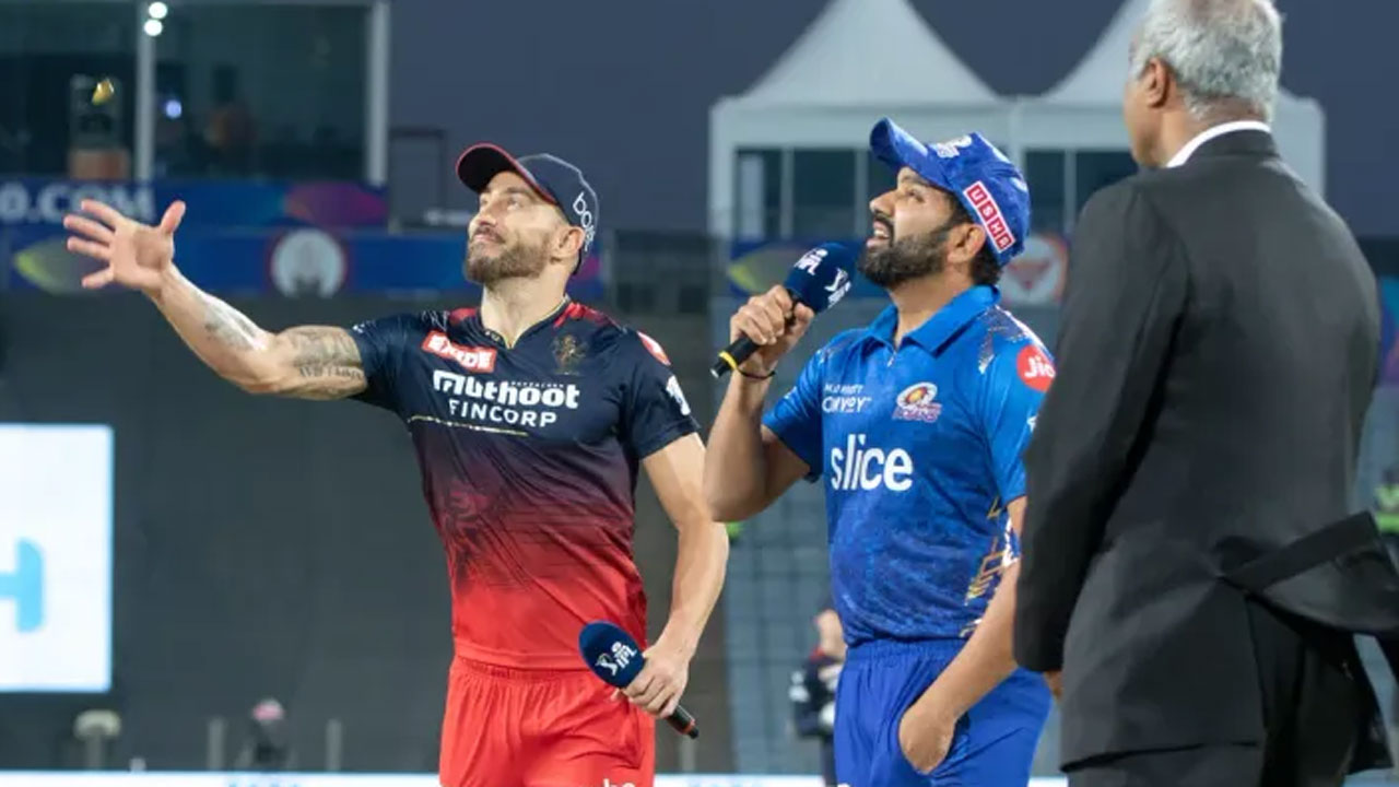 Mi Vs Rcb: रॉयल चैलेंजर्स बैंगलोर ने टॉस जीतकर चुनी गेंदबाजी, तो दो डेब्यू खिलाड़ियों के साथ ऐसी है मुंबई इंडियंस की प्लेइंग Xi