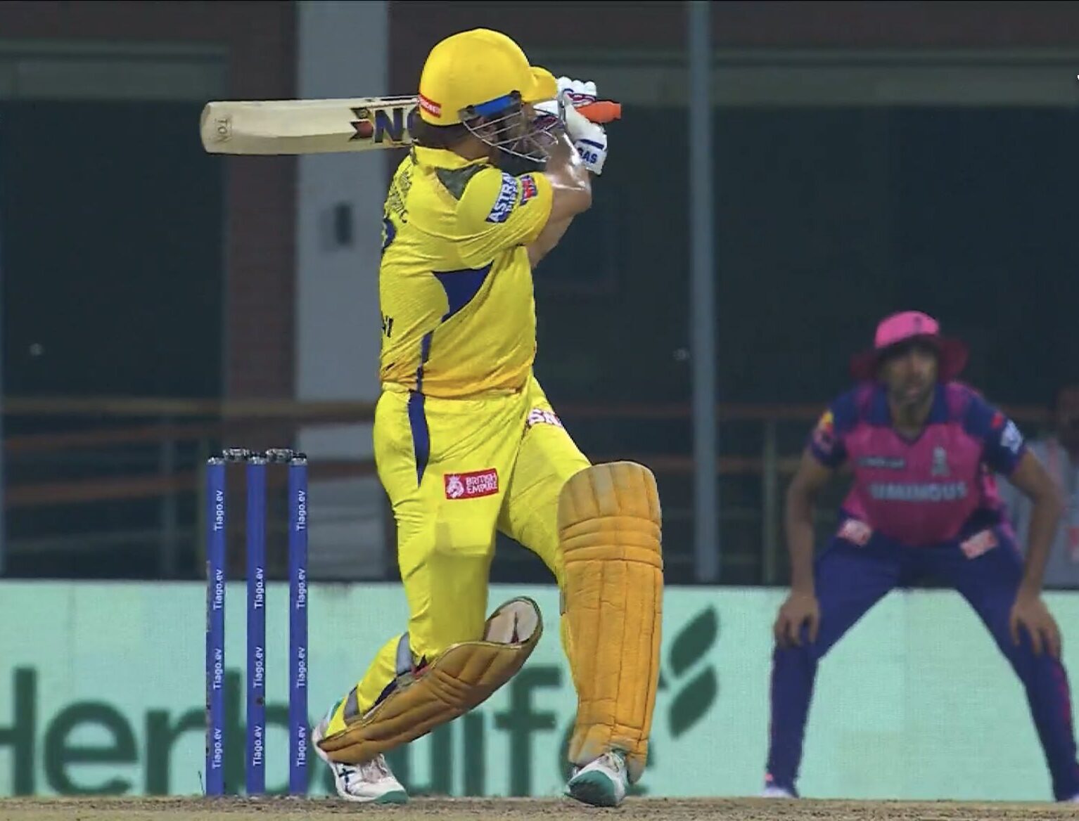 Csk पर टूटा मुसीबतों का पहाड़, एमएस धोनी घुटने की चोट के चलते नहीं खेल पाएंगे अब एक भी मैच! कोच स्टीफन फ्लेमिंग ने किया खुलासा