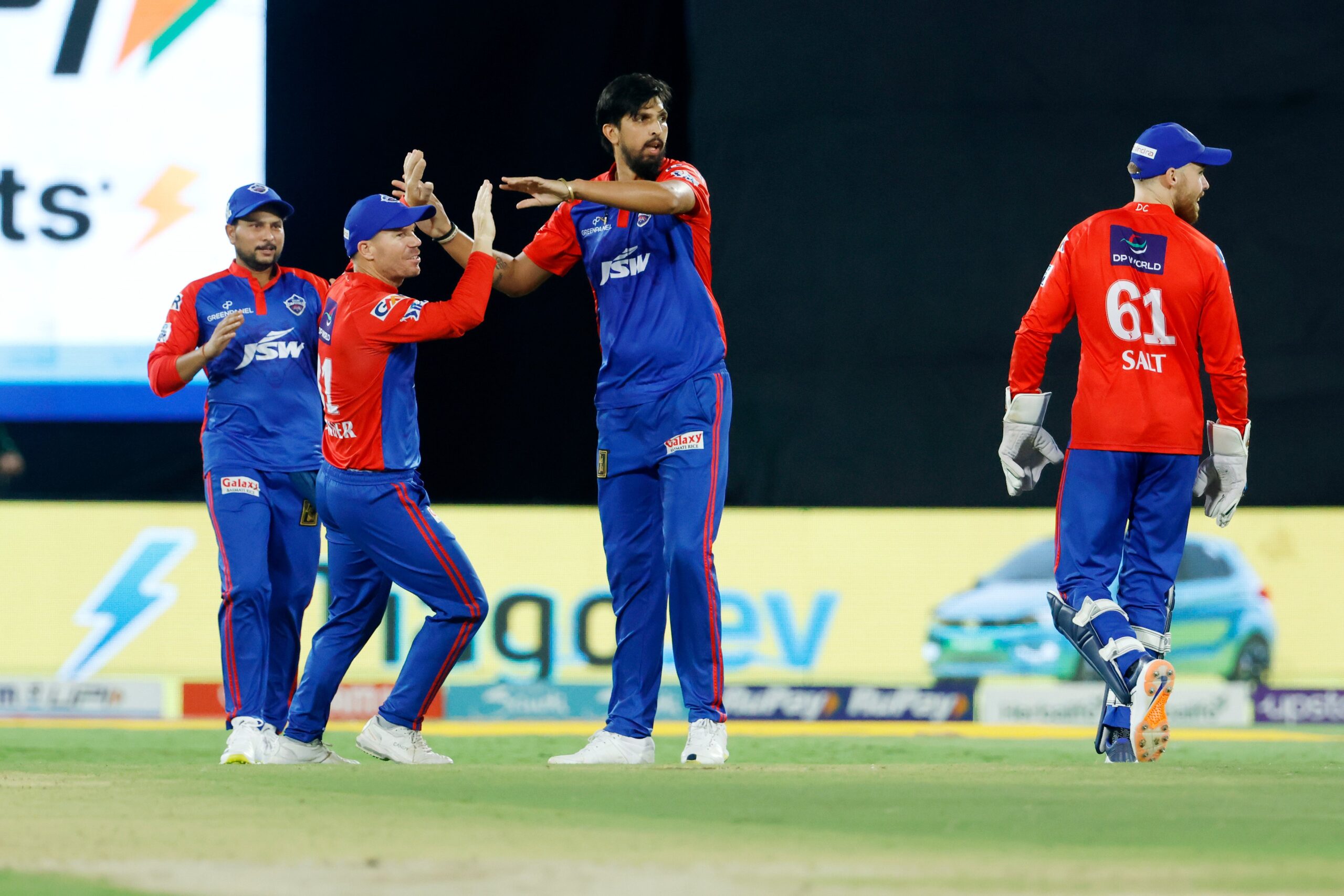 Video: डेविड वार्नर ने जोश में मारी छलांगें, तो मुकेश कुमार के छलके आंसू, जीत के बाद Dc ने कुछ इस अंदाज में मनाया जीत का जश्न, वीडियो वायरल