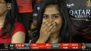Video: Live मैच में Venkatesh Iyer ने मिस्ट्री गर्ल को दी फ्लांइग किस, तो लड़की ने भी इस तरह दिया रिएक्शन