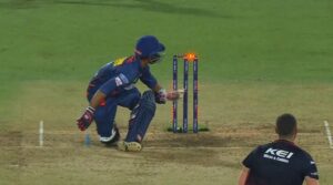 Video: एक गेंद पर हुआ तमाशा, छक्का जड़ Ayush Badauni हुए हिट विकेट का शिकार, तो माथा पकड़ मैदान से जाना पड़ा बाहर 