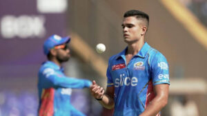 Video: लास्ट ओवर में आखिरी बॉल पर अर्जुन तेंदुलकर ने Ipl का पहला विकेट लेकर मुंबई को दिलाई जीत, रोहित ने लगाया गले, तो देविशा खुशी से चिल्लाई 3 Video: आखिरी बॉल पर Arjun Tendulkar ने Ipl का पहला विकेट लेकर मुंबई को दिलाई जीत, तो रोहित ने लगाया गले