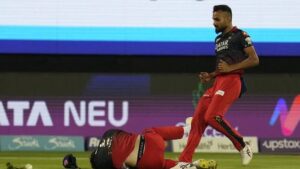 Video: बीच मैच में Rcb को लगा बड़ा झटका, लाइव मैच में चोटिल होकर करोड़ों का ये खिलाड़ी हुआ मैदान से बाहर, वायरल हुआ वीडियो