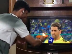 Video: फैन ने Ms Dhoni  को माना &Quot;भगवान&Quot;, मैदान में देखते ही टीवी पर की आरती, वायरल हुआ ये इमोशनल कर देना वाला वीडियो 