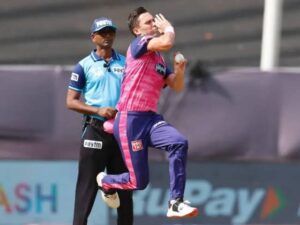 Video: एक कैच लेने के लिए टकरा गए 4 फिल्डर, फिर संजू सैमसन के हाथ से गेंद उड़कर ट्रेंट बोल्ट ने पकड़ा कमाल का कैच