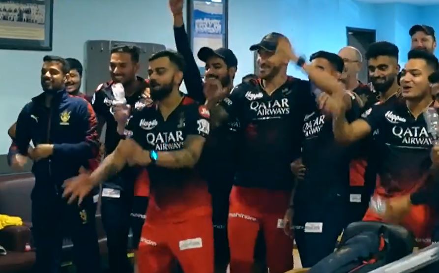 मुंबई इंडियंस के खिलाफ जीत के बाद कुछ इस अंदाज में आरसीबी ने मनाया ड्रेसिंग रूम में जश्न, वीडियो हुआ वायरल