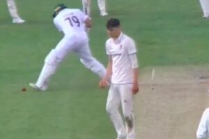 Video: &Quot;फिर हुई थू-थू&Quot; पाकिस्तानी बल्लेबाज ने शतक बनाने के लिए की बेशर्मी की सारी हदें पार, फिर बेइज्जती के बाद मांगी माफी 