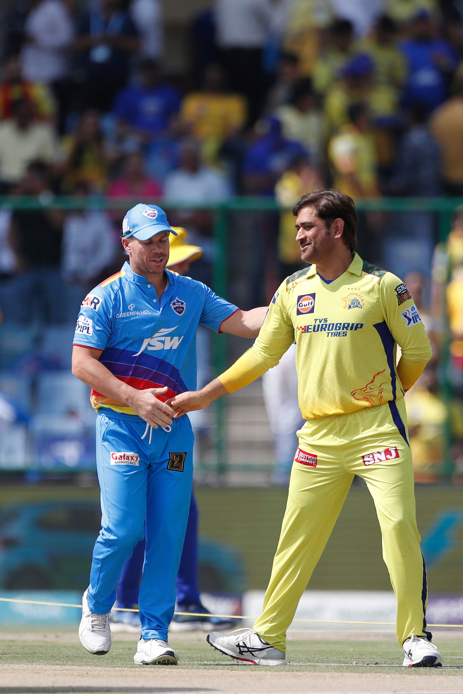 धोनी की बस को देख फैंस हुए बेकाबू, स्टेडियम जा रही Csk की बस पर किया अटैक, वायरल हुआ शर्मनाक Video 