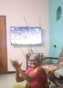 एमएस धोनी को टीवी पर जीतता देख खुशी से चीखी-चिल्लाईं बूढ़ी मां, फिर चेन्नई की जीत का मनाया जश्न,वायरल हुआ प्यारा Video 