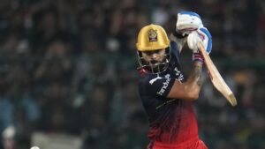 विराट कोहली ने 40 हजार दर्शकों के बीच छूएं उनके बचपन के कोच के पैर, Video हुआ वायरल