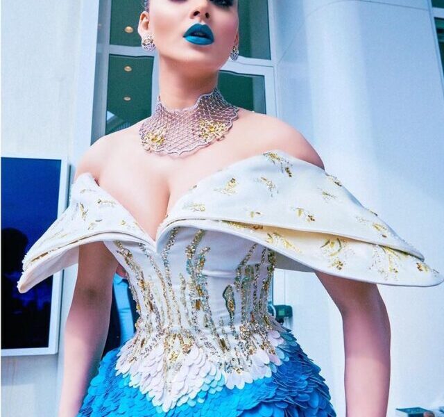Urvashi Rautela Cannes Blue Lipistic Photos (9)