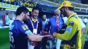 एमएस धोनी ने दिखाई दरियादिली, जिसने हराया मैच उसी को दिया खास तोहफा, वायरल हुआ Video 