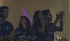 Video: रिंकू सिंह ने लगाई रनों की झड़ी, आंद्रे रसल ने बजाई ताली, तो स्टैंड्स में खड़ी मिस्ट्री गर्ल ने 'Flying Kiss' दे लूटी महफिल 