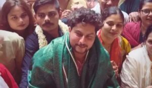वेस्टइंडीज के खिलाफ सीरीज का हिस्सा बनने के लिए ये खिलाड़ी पहुंचा मथुरा, श्री कृष्ण के आगे लगाई अर्जी, वायरल हुई तस्वीर 