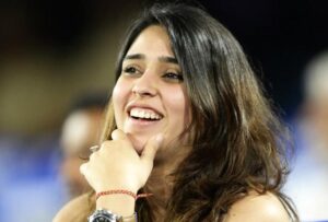 किसी ने लगाया ग्लैमर का तड़का, तो किसी ने साड़ी में पति के पैर छूकर जीता भारतीयों का दिल, इन 10 खिलाड़ियों की पत्नियों ने Ipl 2023 में लूटी महफिल 2 Rithika Sajdeh